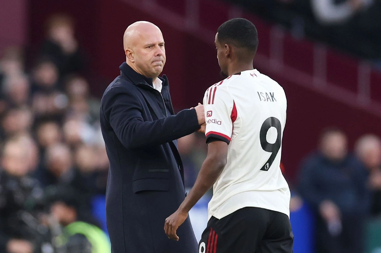 Alexander Isak ăn mừng đầy cảm xúc cùng huấn luyện viên trưởng Arne Slot sau khi ghi bàn thắng đầu tiên vào lưới West Ham United