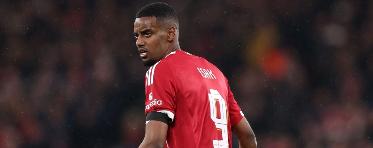 Alexander Isak của Liverpool tập trung quan sát trận đấu tứ kết Champions League lượt về với Paris Saint Germain tại Anfield