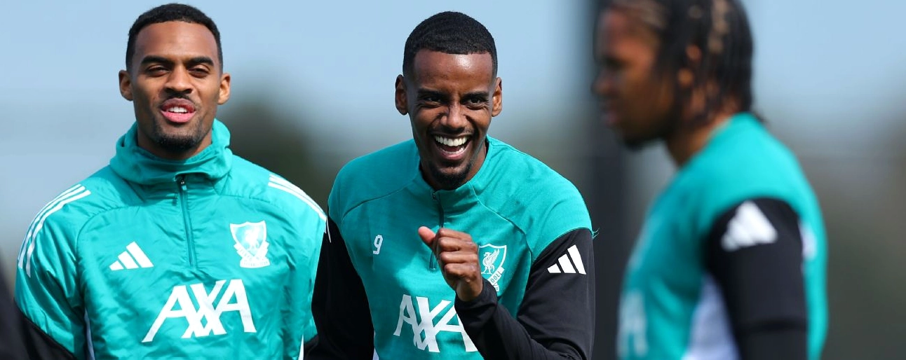 Alexander Isak và đồng đội Ryan Gravenberch tương tác vui vẻ trong một buổi tập chiến thuật tại trung tâm AXA