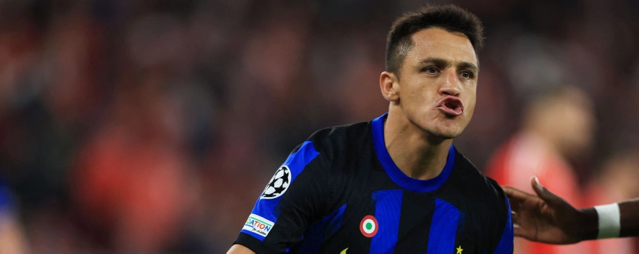 Alexis Sánchez ăn mừng bàn thắng tại Champions League