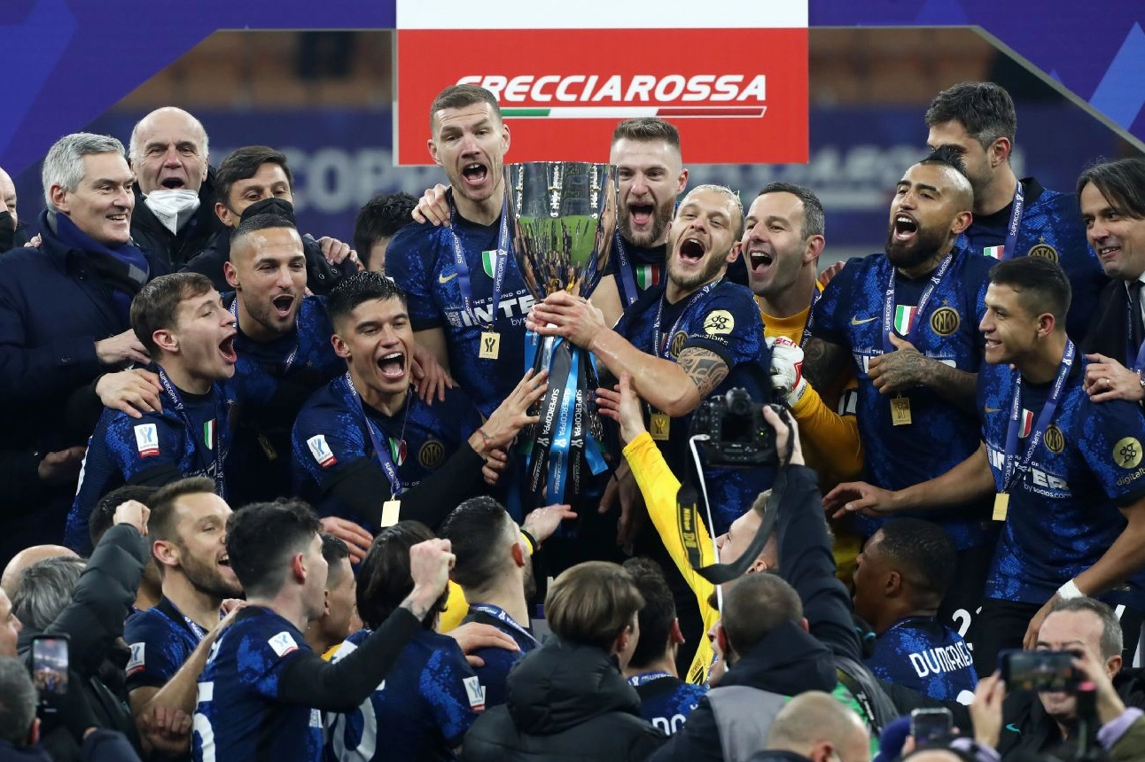 Alexis Sánchez ăn mừng cúp vô địch cùng Inter Milan