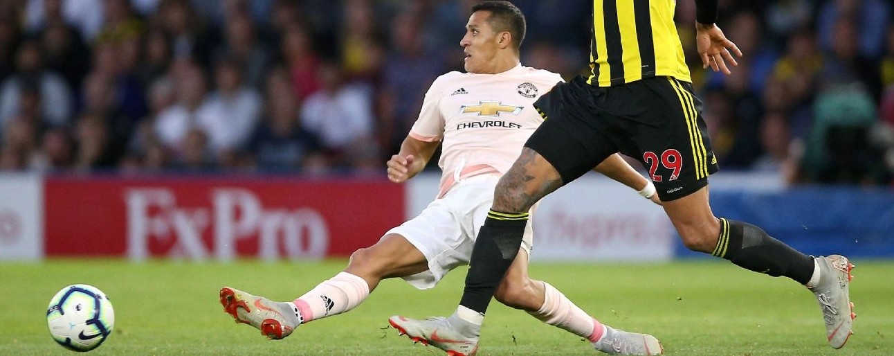 Alexis Sánchez dắt bóng qua hậu vệ đối phương