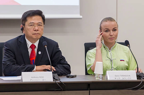 Anthony Goh và Daria Tarasova trong buổi thuyết trình của Liên đoàn Wushu Quốc tế