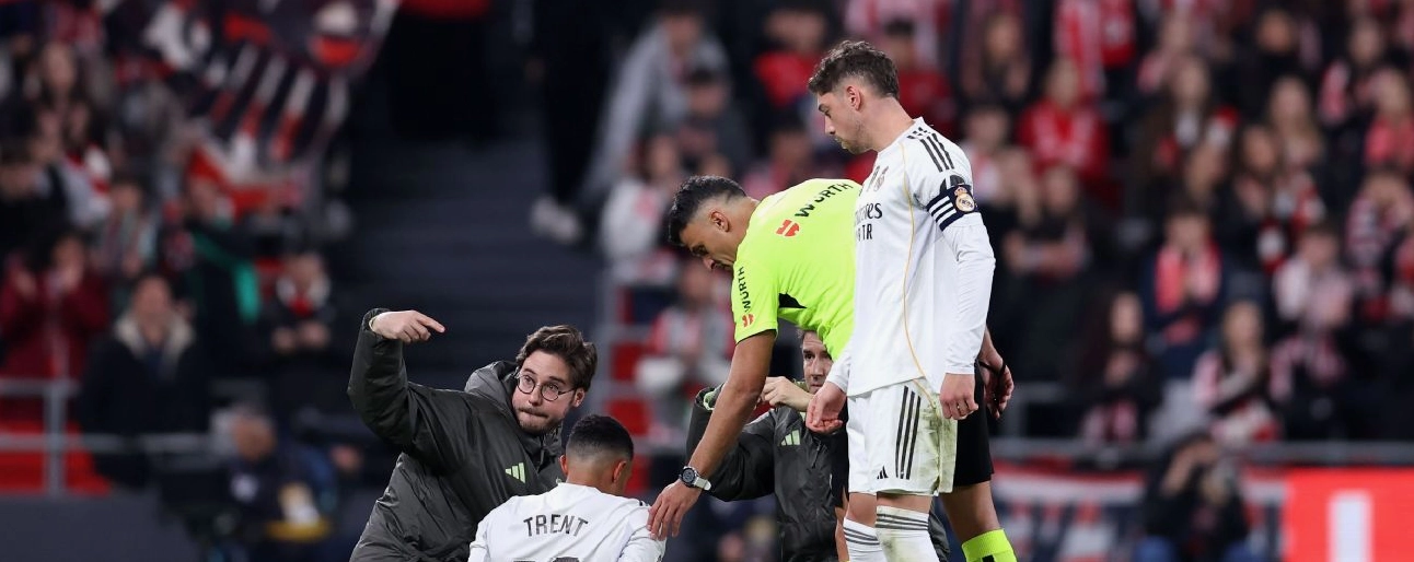 Các nhân viên y tế Real Madrid đang chăm sóc cho hậu vệ Trent Alexander Arnold trong trận đấu LaLiga gặp Athletic Club