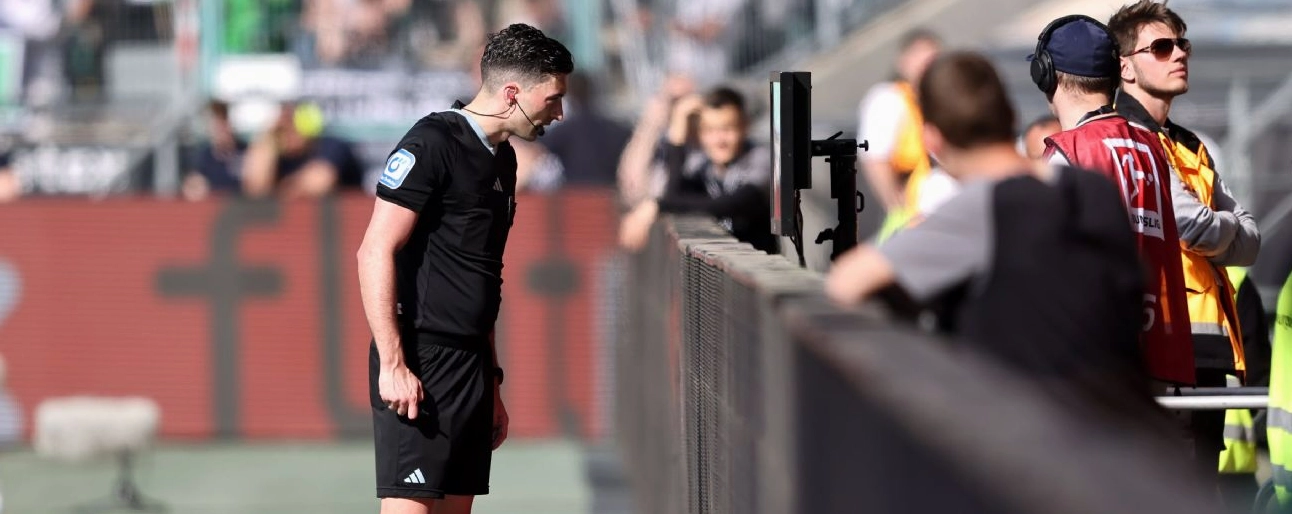 Cảnh tượng VAR từ chối bàn thắng trong trận đấu có mặt Marcel Sabitzer và Dortmund