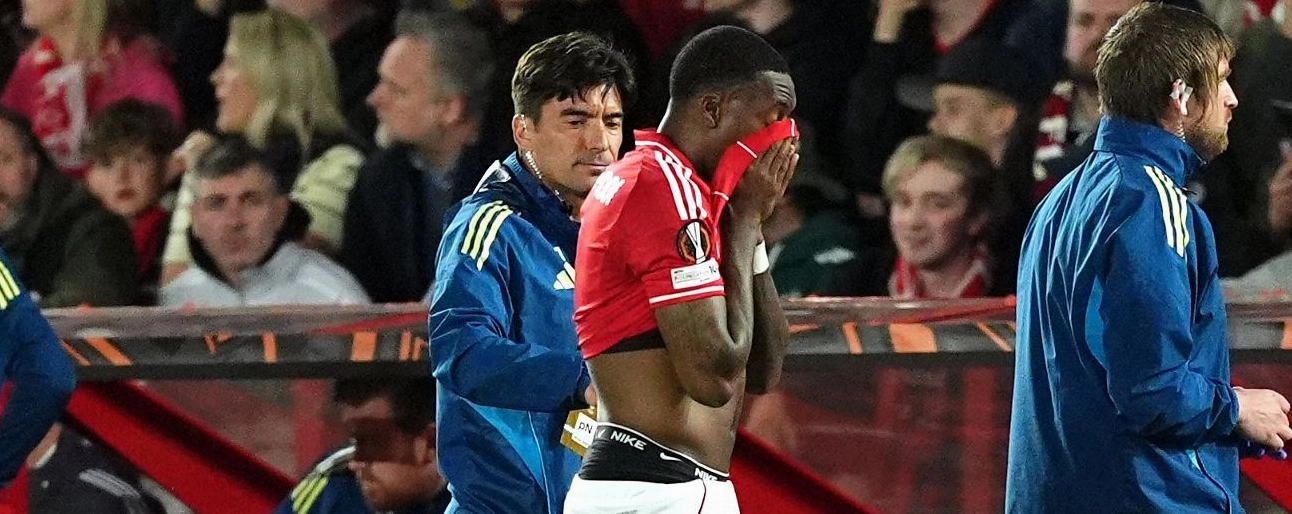 Cầu thủ bóng đá buồn bã rời sân bóng sau trận đấu kịch tính