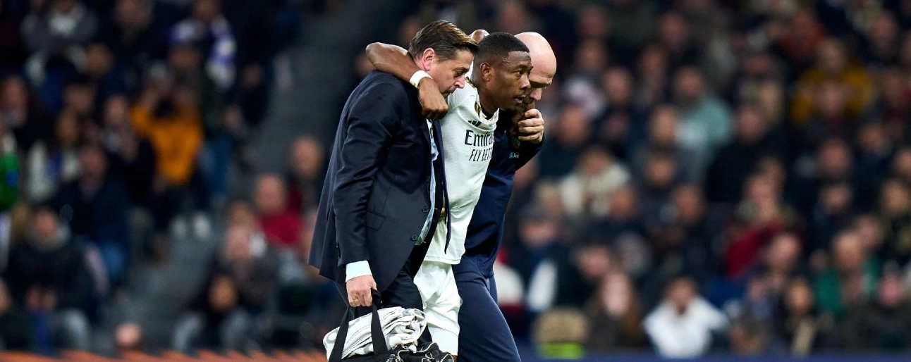 David Alaba đau đớn rời sân với sự hỗ trợ của các nhân viên y tế sau chấn thương trước Villarreal