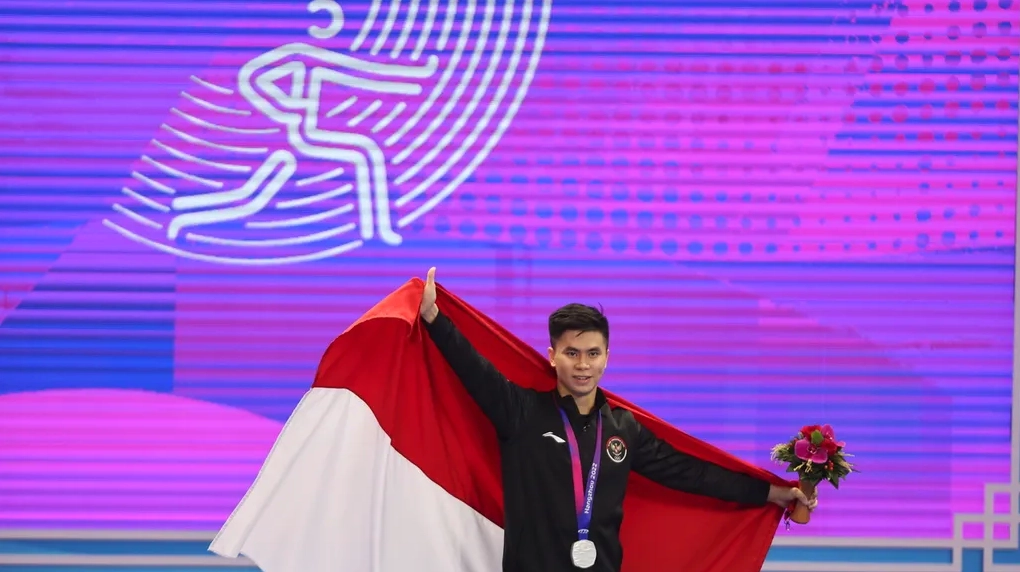 Edgar Xavier Marvelo chào khán giả tại Trung tâm Thể thao Xiaoshan Guali sau khi nhận huy chương bạc