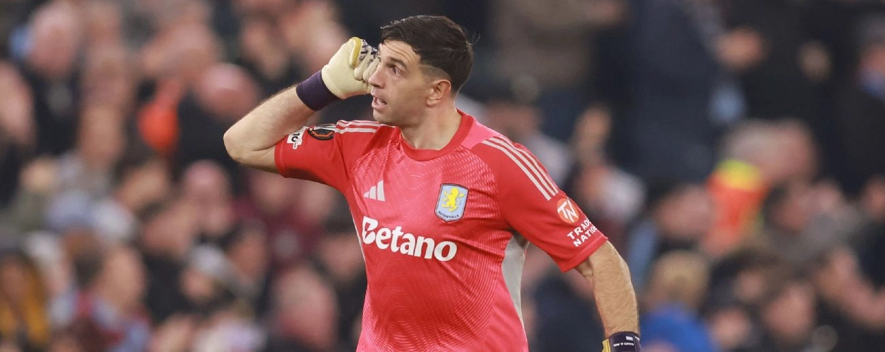 Emiliano Martinez ăn mừng cuồng nhiệt bàn thắng của Aston Villa trong trận đấu thuộc khuôn khổ UEFA Europa League gặp Lille OSC