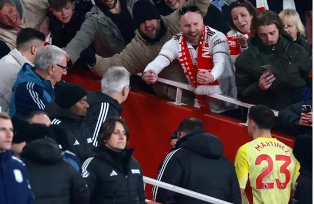 Emiliano Martinez tranh cãi nảy lửa với các cổ động viên Arsenal trên khán đài