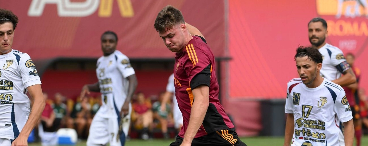 Evan Ferguson ăn mừng sau khi ghi 4 bàn thắng trong trận đấu ra mắt màu áo AS Roma