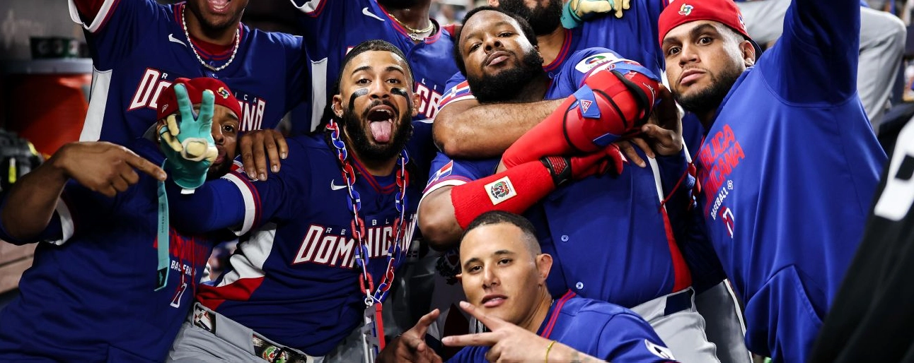 Fernando Tatis Jr ăn mừng cuồng nhiệt cùng các đồng đội tại đội tuyển Cộng hòa Dominica sau cú home run đẳng cấp