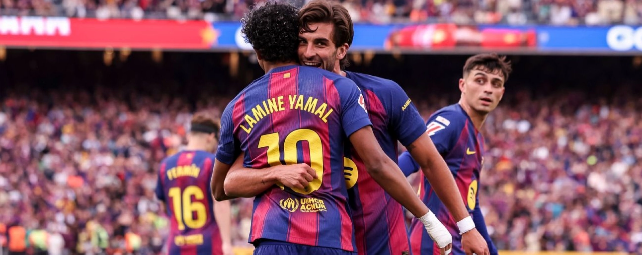 Ferran Torres ăn mừng bàn thắng cùng Lamine Yamal trong màu áo FC Barcelona