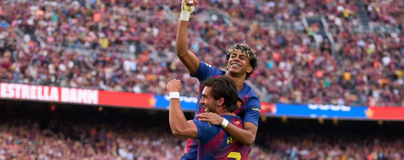 Ferran Torres và Lamine Yamal ăn mừng bàn thắng cho FC Barcelona tại Spotify Camp Nou vào tháng 4 năm 2026