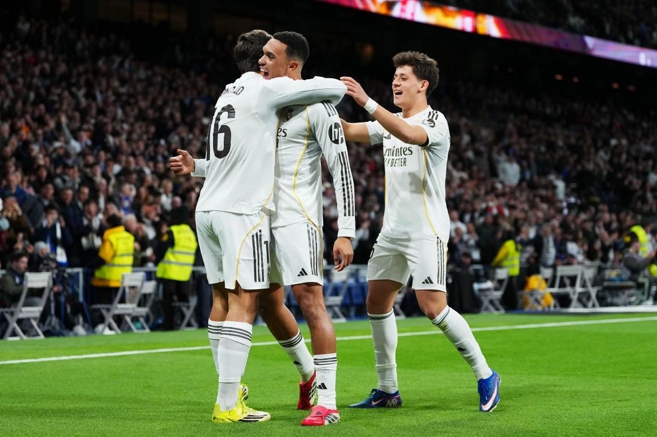 Gonzalo Garcia của Real Madrid ăn mừng bàn thắng mở tỷ số cùng Trent Alexander Arnold và Arda Gueler trong trận đấu với Real Sociedad