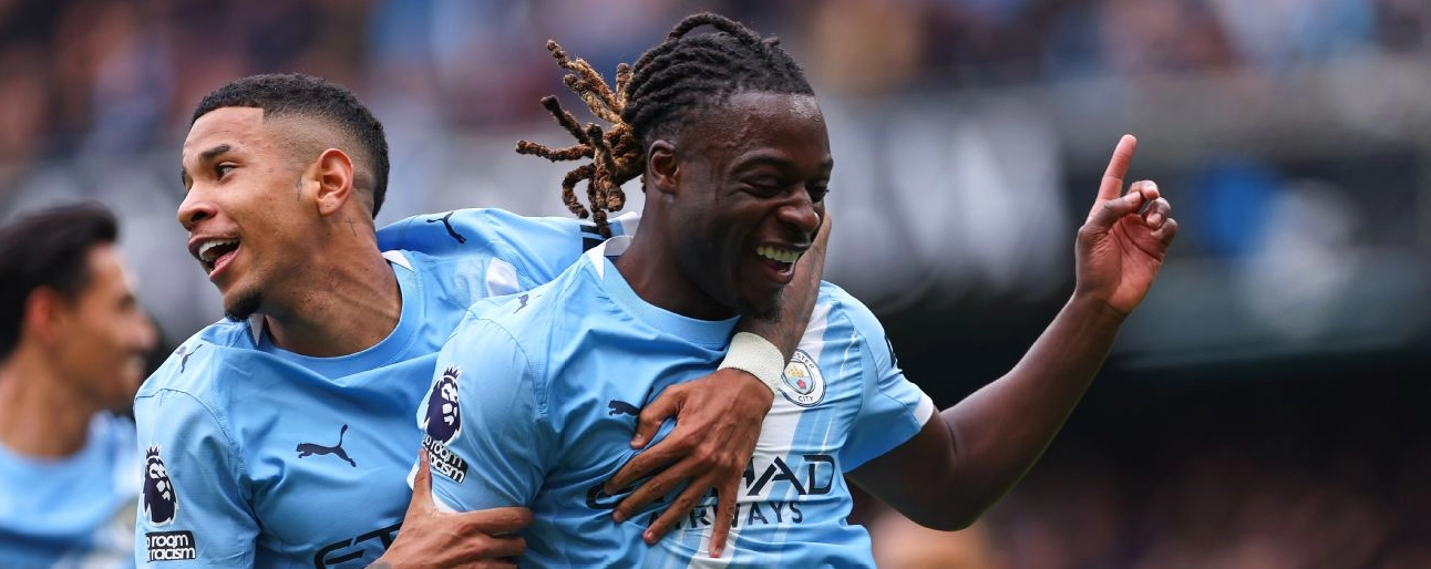 Hai cầu thủ tấn công Jérémy Doku và Savinho của câu lạc bộ Manchester City ăn mừng cùng nhau trong trận đấu với Burnley tại sân Etihad