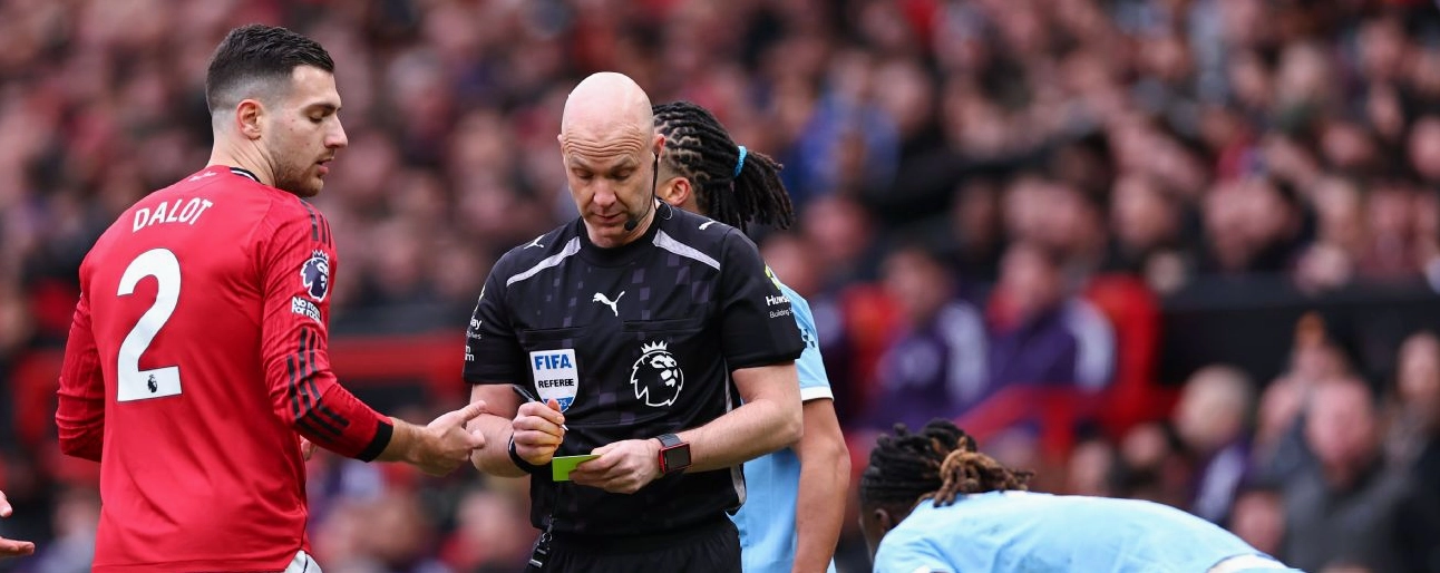 Hậu vệ Diogo Dalot của Manchester United nhận thẻ vàng từ trọng tài Anthony Taylor sau pha phạm lỗi với cầu thủ chạy cánh Jérémy Doku