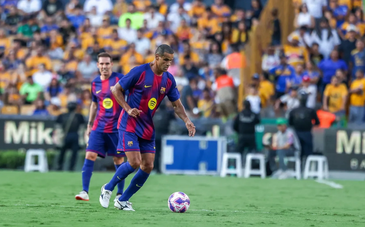 Hình ảnh chân dung huyền thoại Rivaldo trong màu áo câu lạc bộ