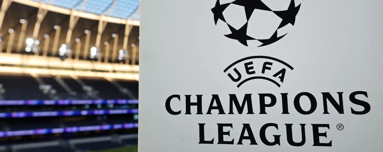 Khung cảnh chi tiết biển hiệu UEFA Champions League trong trận lượt về Vòng 16 đội UEFA Champions League 2025/26 giữa Tottenham Hotspur FC và Atletico de Madrid tại sân vận động Tottenham Hotspur vào ngày 18 tháng 3 năm 2026 tại London