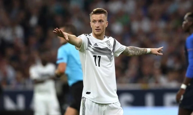 Khuôn mặt đượm buồn của Marco Reus trong màu áo đội tuyển Đức