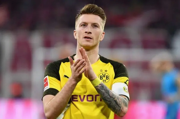 Marco Reus ăn mừng bàn thắng trong màu áo Dortmund