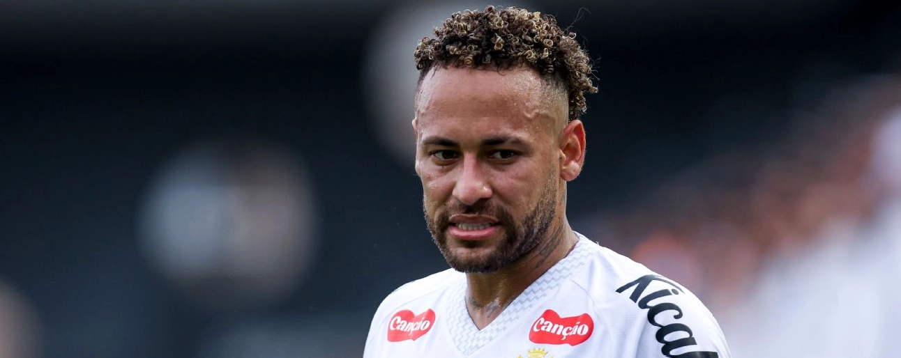 Neymar Junior quan sát trận đấu giữa Santos và Cruzeiro tại sân Urbano Caldeira tháng 12 năm 2025