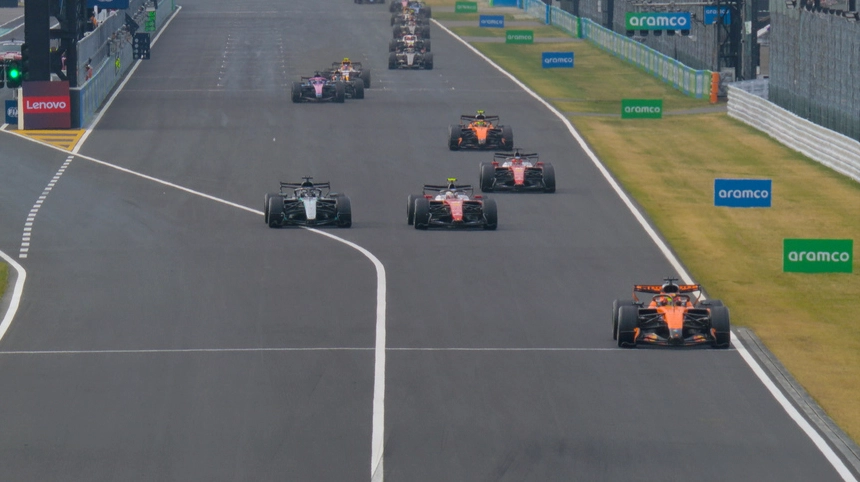 Pha vượt mặt ngoạn mục của Hamilton trước Russell tại chặng đua Nhật Bản 2026