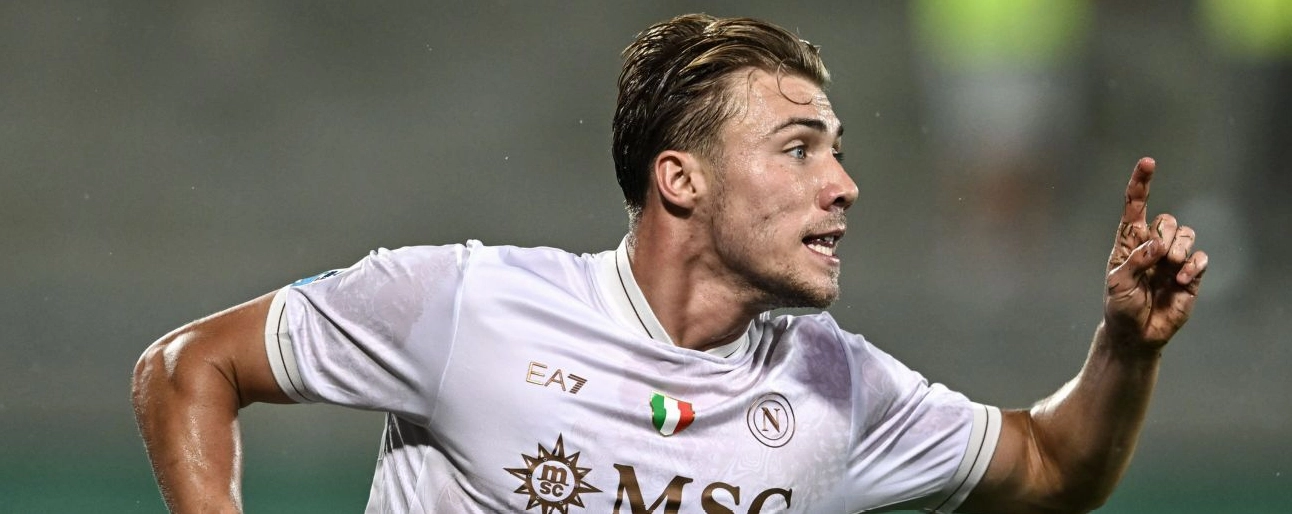 Rasmus Hojlund ăn mừng cuồng nhiệt sau khi ghi bàn vào lưới Fiorentina