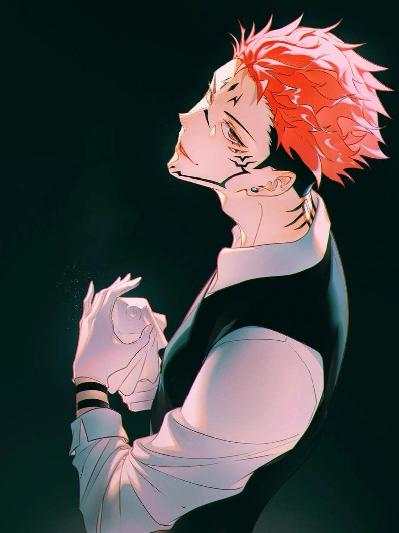 Sukuna đứng trong bóng đêm dưới ánh sáng xanh mờ ảo bao phủ