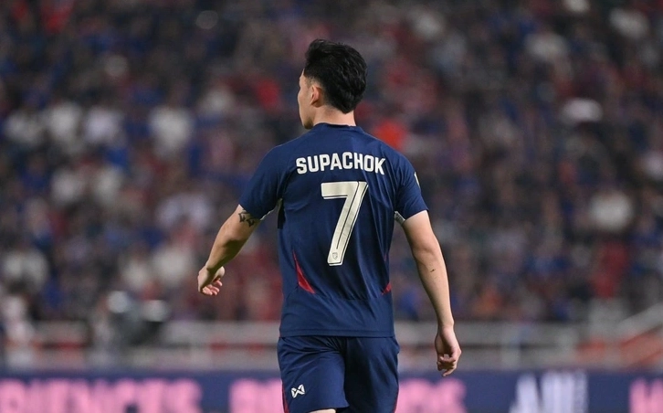 Supachok Sarachat thi đấu cho đội tuyển quốc gia Thái Lan