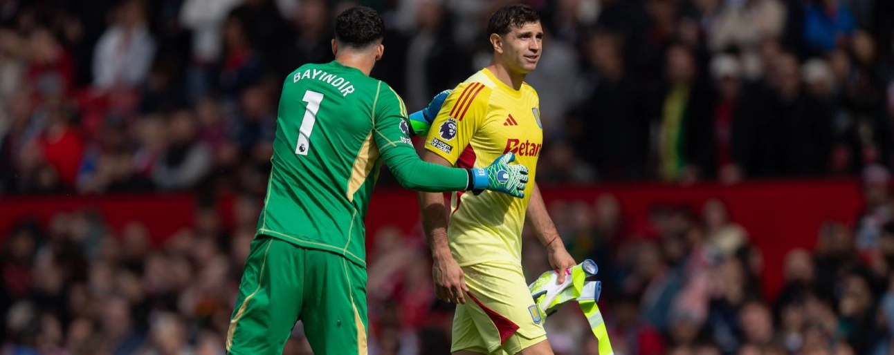 Thủ môn Emiliano Martinez nhận được sự an ủi từ Altay Bayindir sau khi nhận thẻ đỏ trong trận đấu với Manchester United