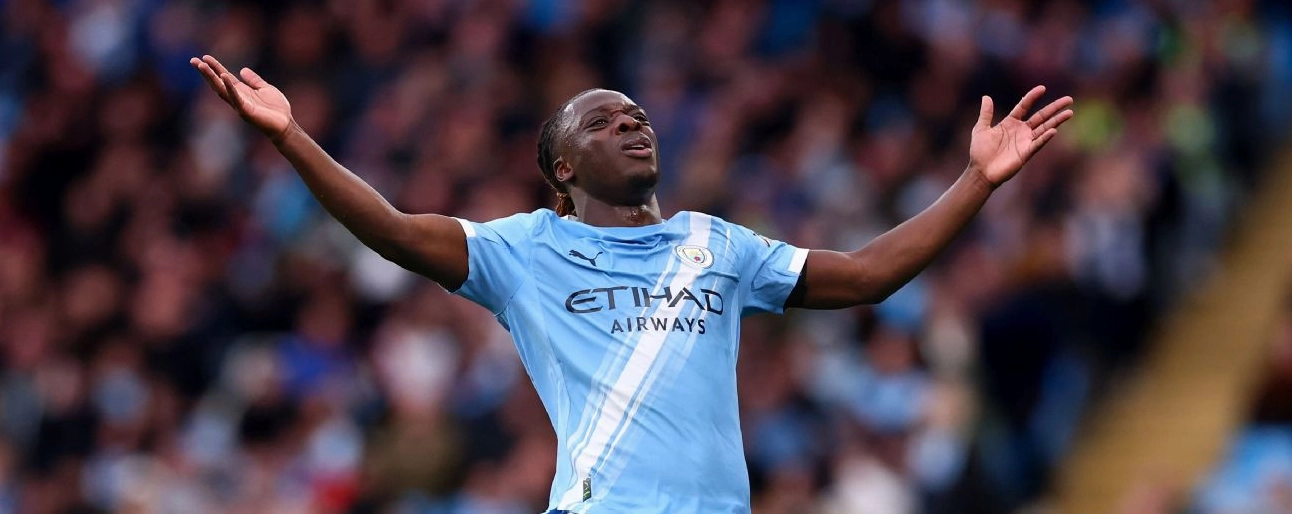 Tiền đạo cánh Jérémy Doku đang đi bóng dũng mãnh trong trận derby Manchester City và Manchester United mùa giải Premier League 2025 2026