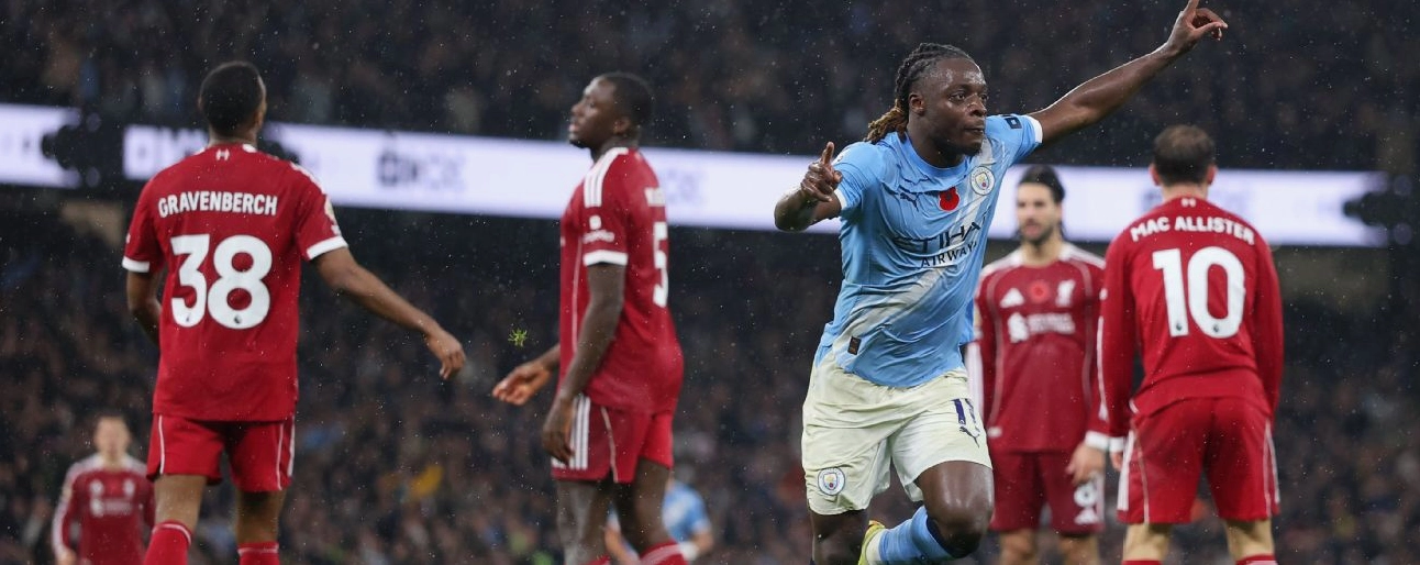 Tiền đạo Jérémy Doku của Manchester City đang ăn mừng bàn thắng thứ ba vào lưới Liverpool tại sân vận động Etihad