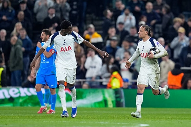 Tiền vệ Xavi Simons rực sáng trong chiến thắng 3-2 của Tottenham trước Atletico