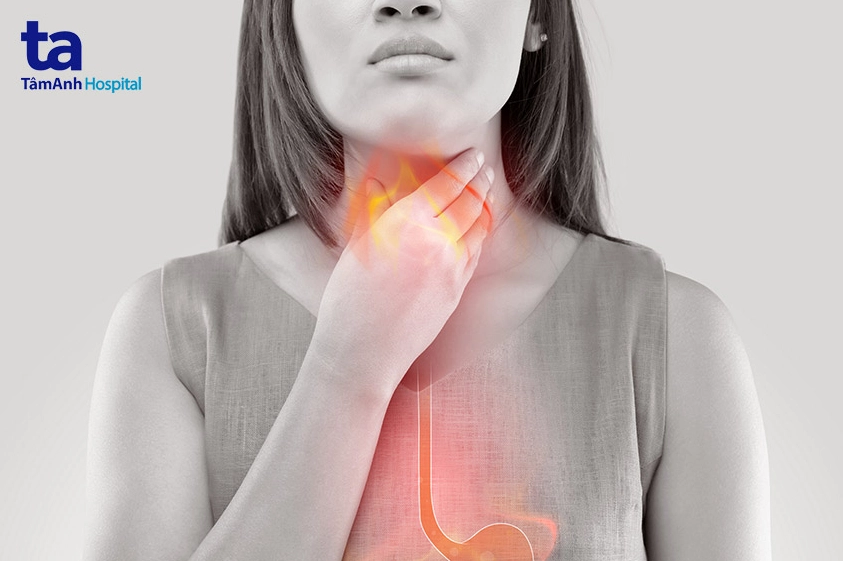 Tô màu bạn nhỏ đang nhăn nhó vì dấu hiệu trào ngược dạ dày