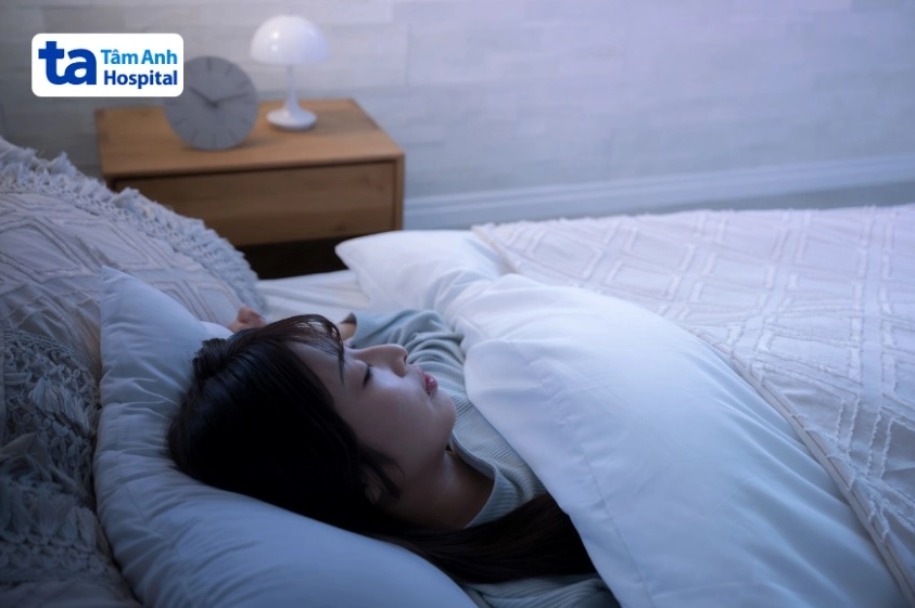 Tô màu bé kê gối cao khi ngủ ngon lành