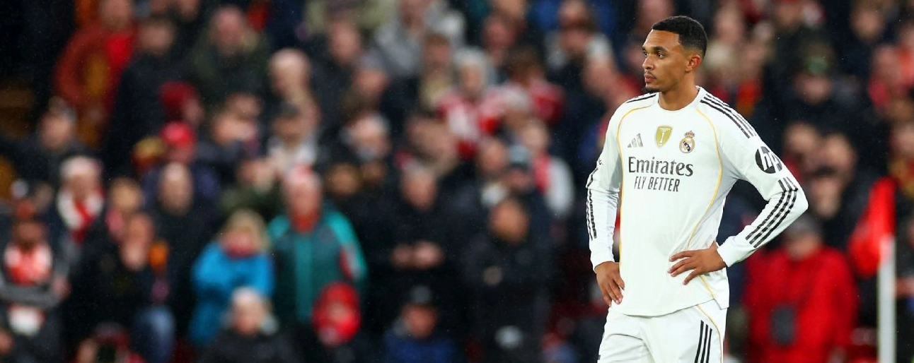 Trent Alexander Arnold của Real Madrid quan sát trận đấu gặp câu lạc bộ cũ Liverpool tại đấu trường UEFA Champions League
