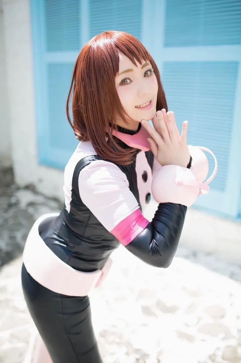 Uraraka Ochako cosplay có nhiều phiên bản từ thường phục đến trang phục anh hùng