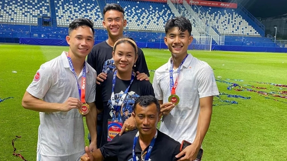 Vì sao anh em ruột Supachok Suphanat lại khác họ