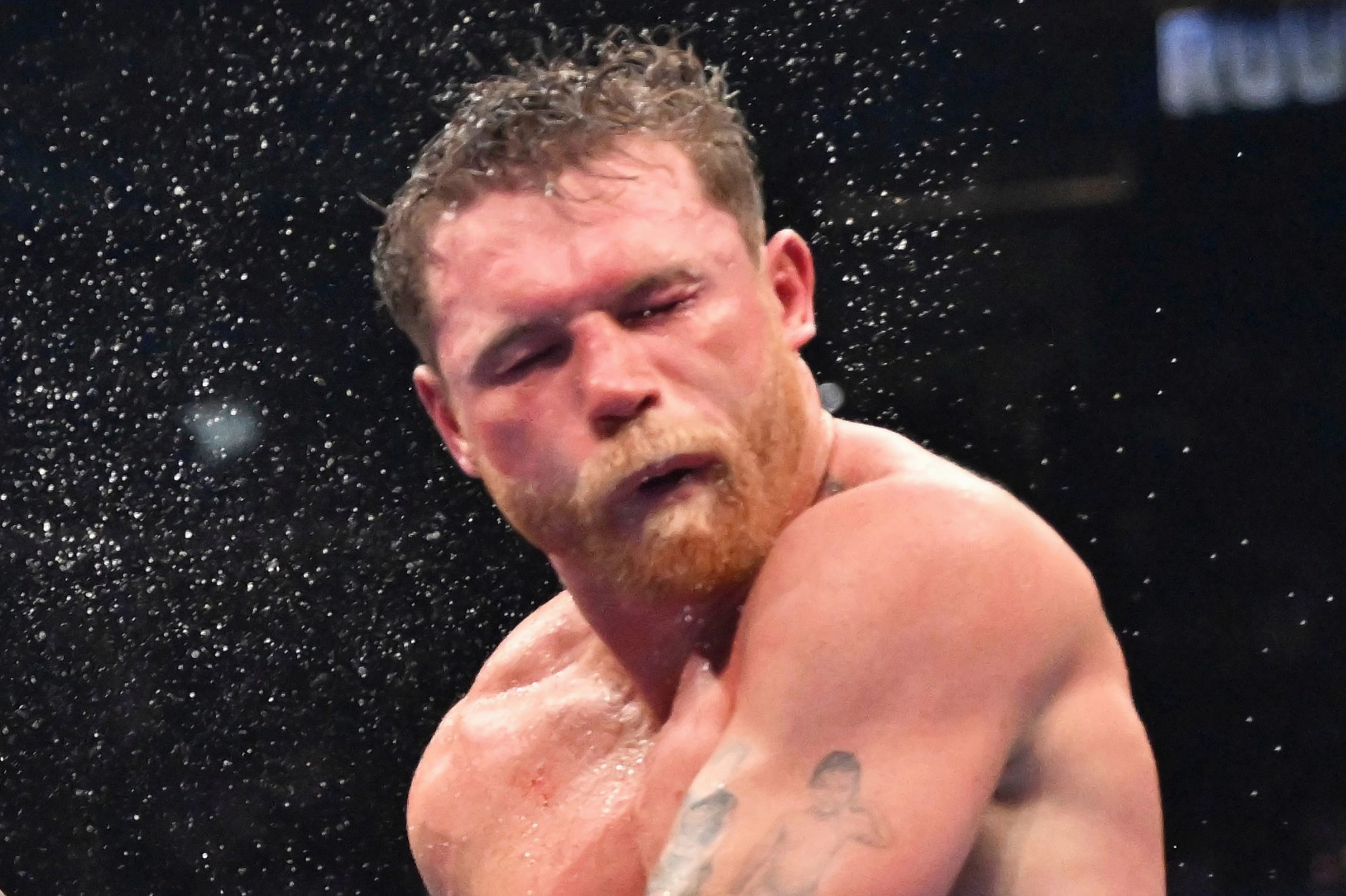 Võ sĩ Terence Crawford tung cú đấm mạnh mẽ về phía Canelo Alvarez trong trận tranh đai vô địch tuyệt đối