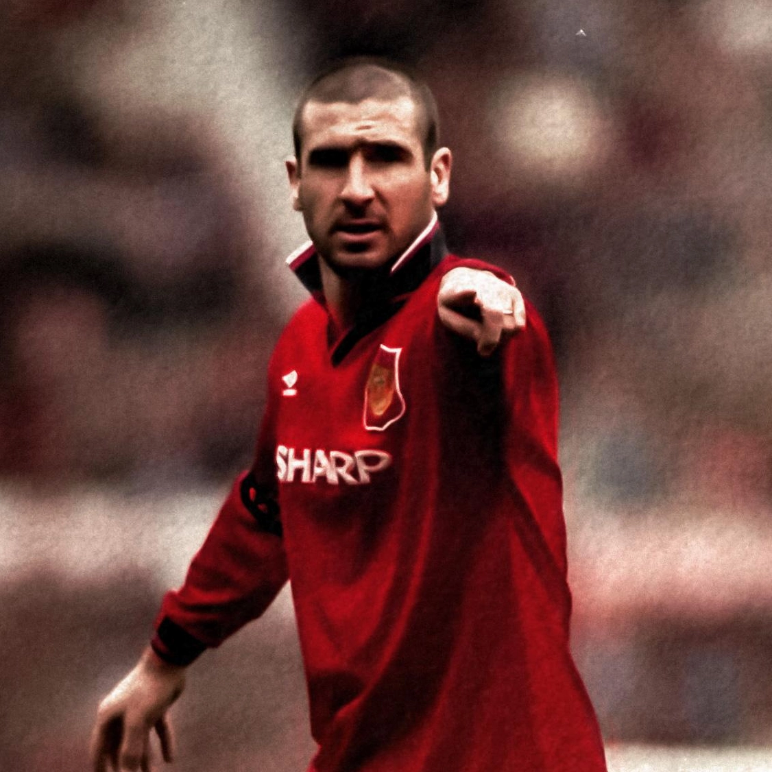 Chân dung huyền thoại Eric Cantona trong màu áo đỏ Man Utd với cổ áo dựng đứng đặc trưng