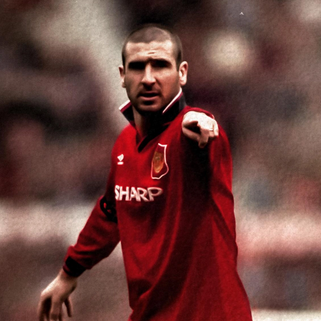 Eric Cantona thi đấu trong màu áo đỏ huyền thoại của Manchester United