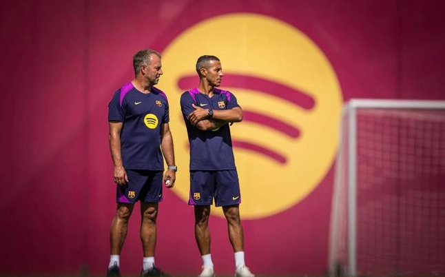 Thiago Alcântara trong vai trò trợ lý huấn luyện viên tại Barcelona