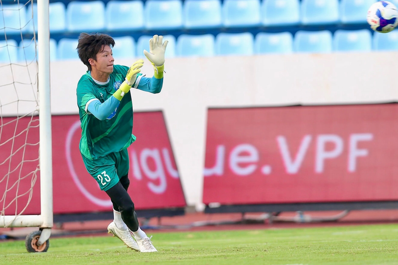 Cầu thủ tranh chấp bóng trên sân
