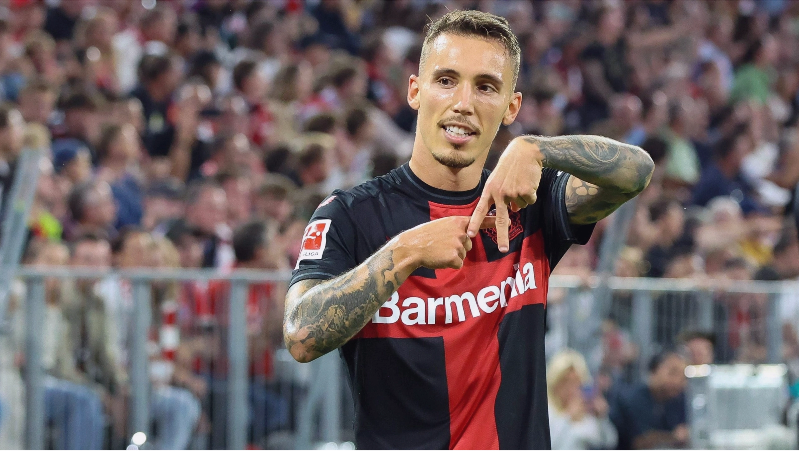 Alejandro Grimaldo đang nỗ lực kiểm soát bóng trong một tình huống tranh chấp căng thẳng