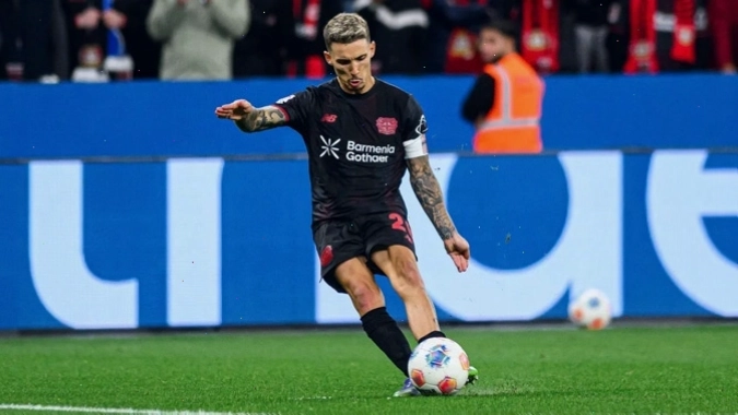 Alejandro Grimaldo thực hiện một quả sút phạt trực tiếp với kỹ thuật điêu luyện