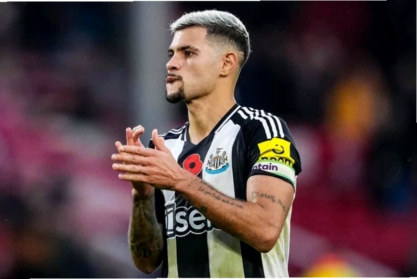 Bruno Guimarães tranh chấp bóng