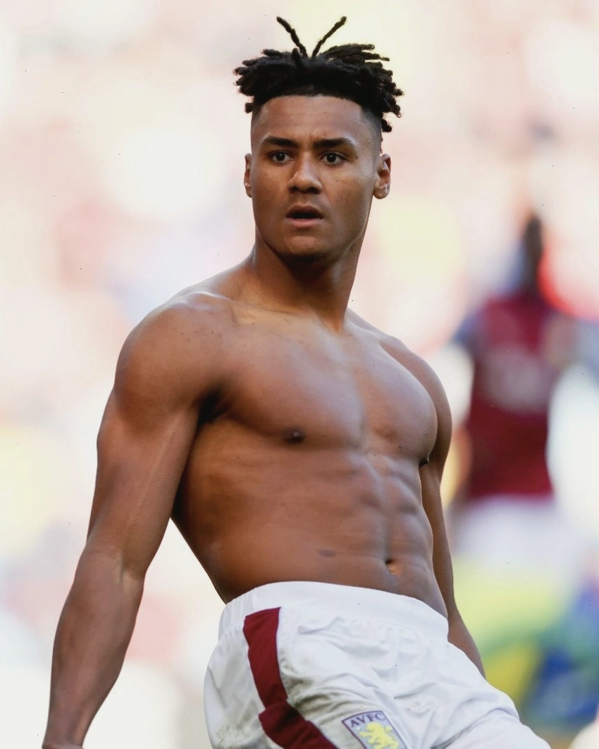 Chân dung tiền đạo Ollie Watkins trong màu áo câu lạc bộ