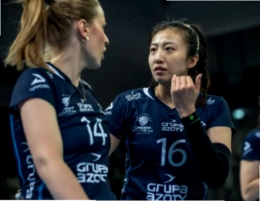 Ding Xia thảo luận chiến thuật cùng ban huấn luyện trên sân