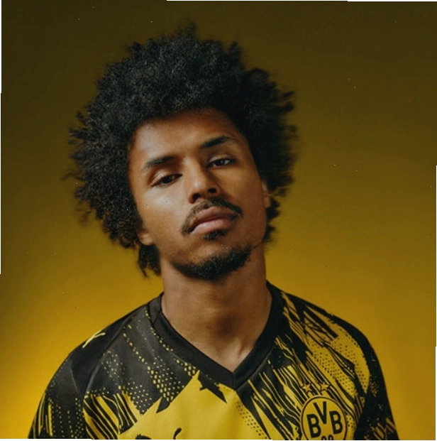 Hình ảnh tiền đạo Karim Adeyemi trong màu áo Dortmund đầy tự tin trên sân tập